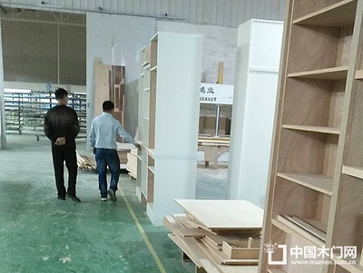 中國門業?？?韓漢泉探訪天津思佳木業，共話木業發展新機遇